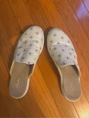 Clarks White Slip-On Floral Embroidered Mules